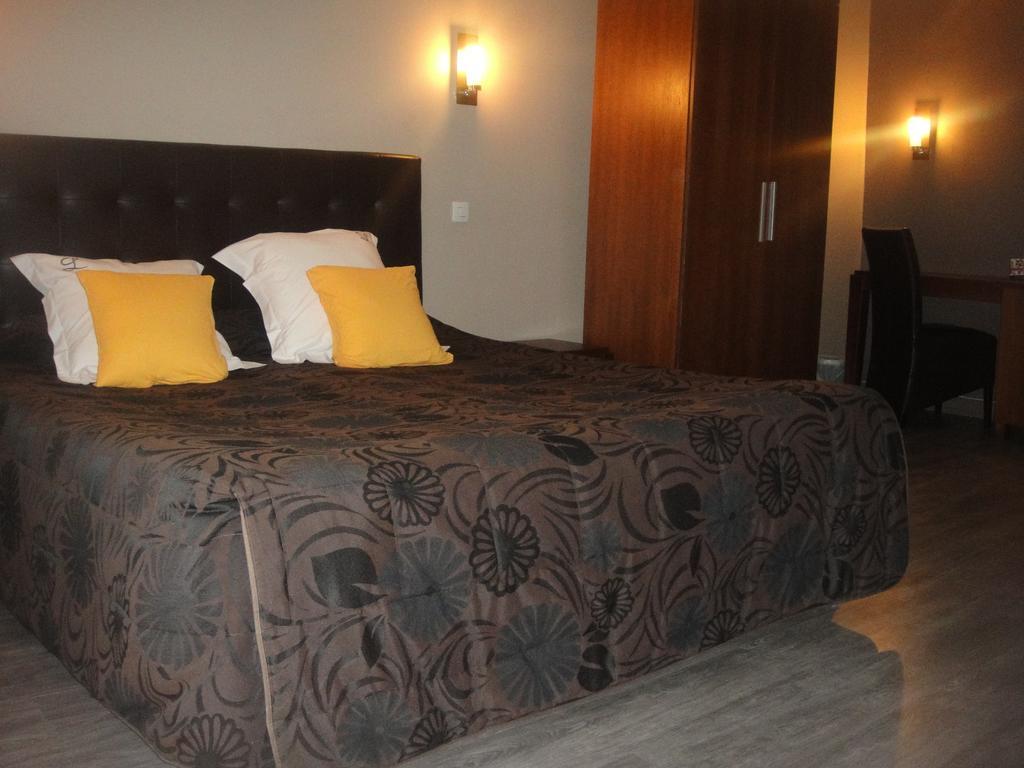 Hotel L' Ecu Montbard Værelse billede